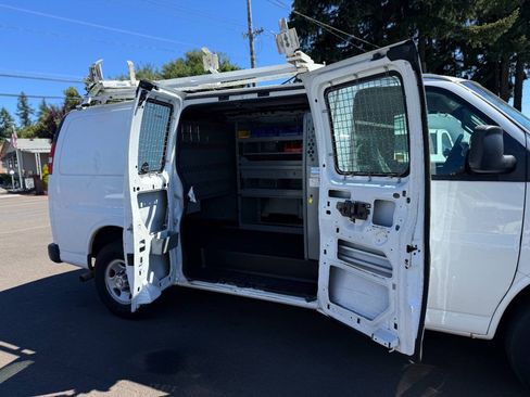 Used 2017 Chevrolet Express 2500 RWD image 18