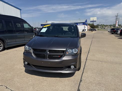 Used 2019 Dodge Grand Caravan GT FWD image 2