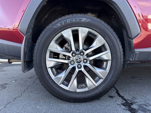 Used 2022 Toyota RAV4 XLE Premium image 31