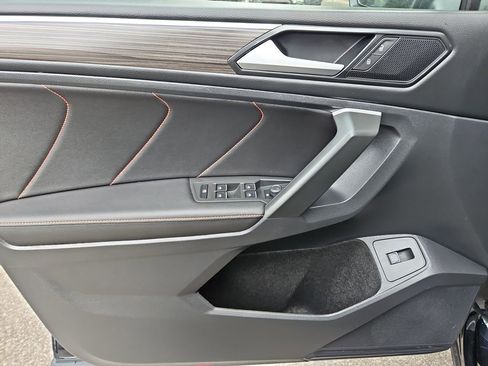 Used 2024 Volkswagen Tiguan SE image 25