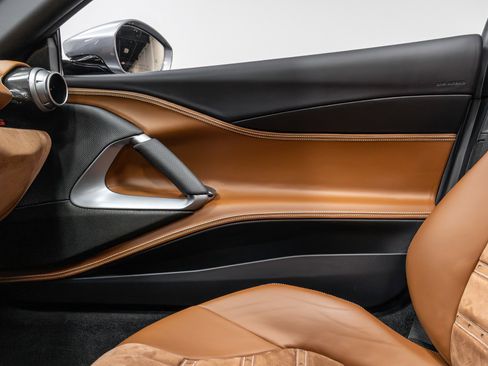 Used 2021 Ferrari 812 GTS image 16