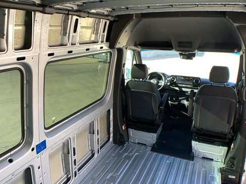 Used 2022 Mercedes-Benz Sprinter 2500 image 28