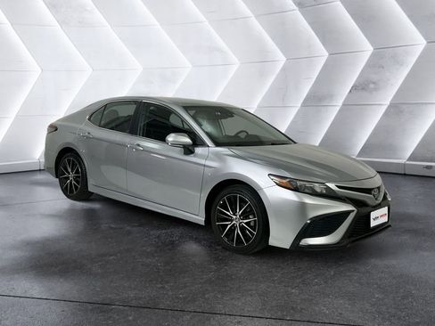 Used 2024 Toyota Camry SE image 1