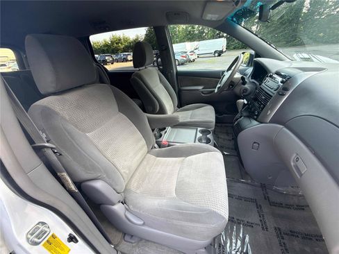 Used 2010 Toyota Sienna FWD image 25