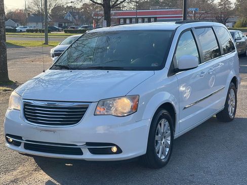 Used 2014 Chrysler Town & Country Touring image 3