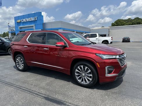 Certified 2023 Chevrolet Traverse Premier FWD image 1