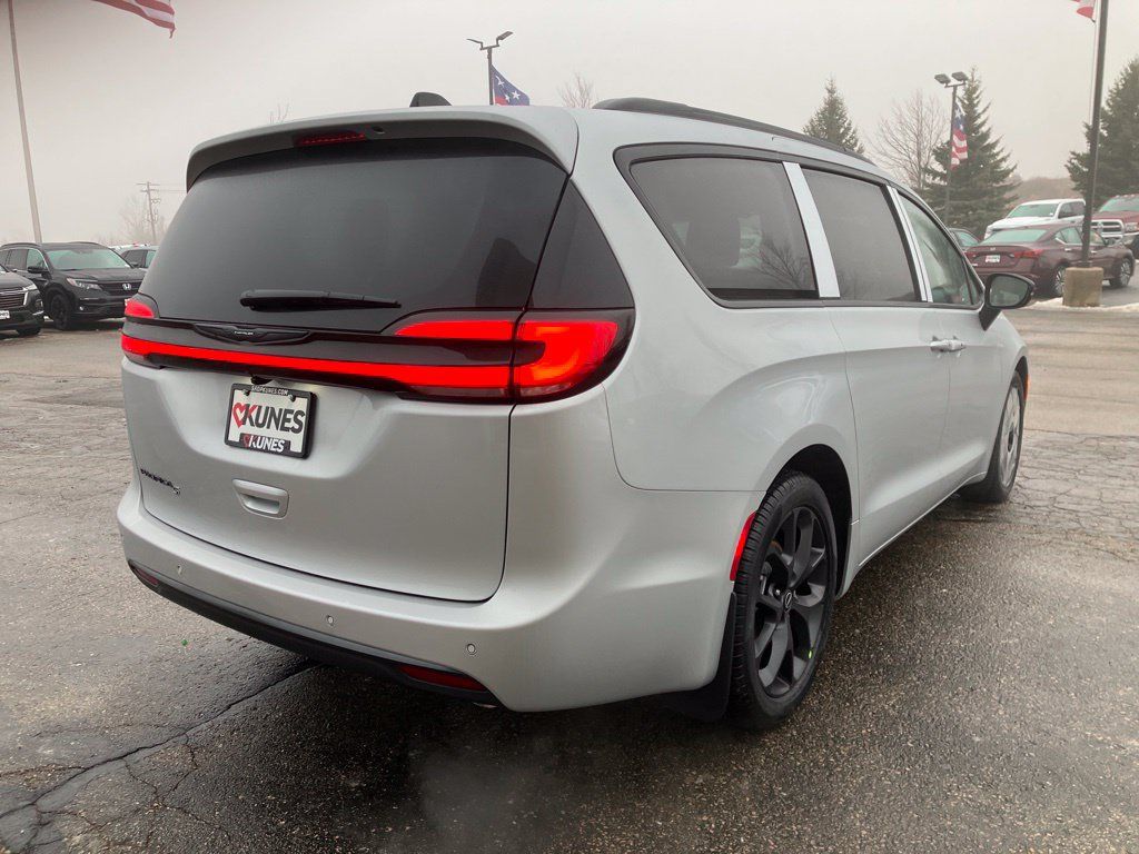 New 2026 Chrysler Pacifica Select w/ S Appearance Package FWD image 9