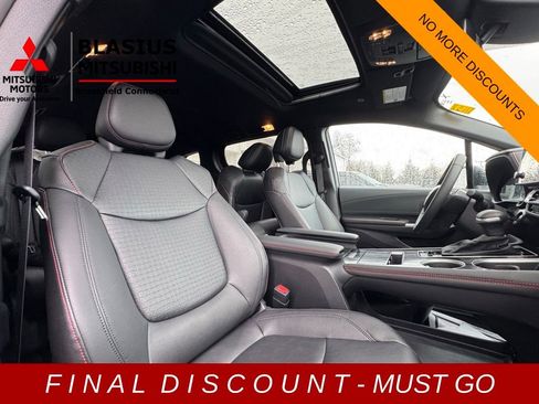 Used 2025 Toyota Sienna XSE w/ XSE Plus Package image 17