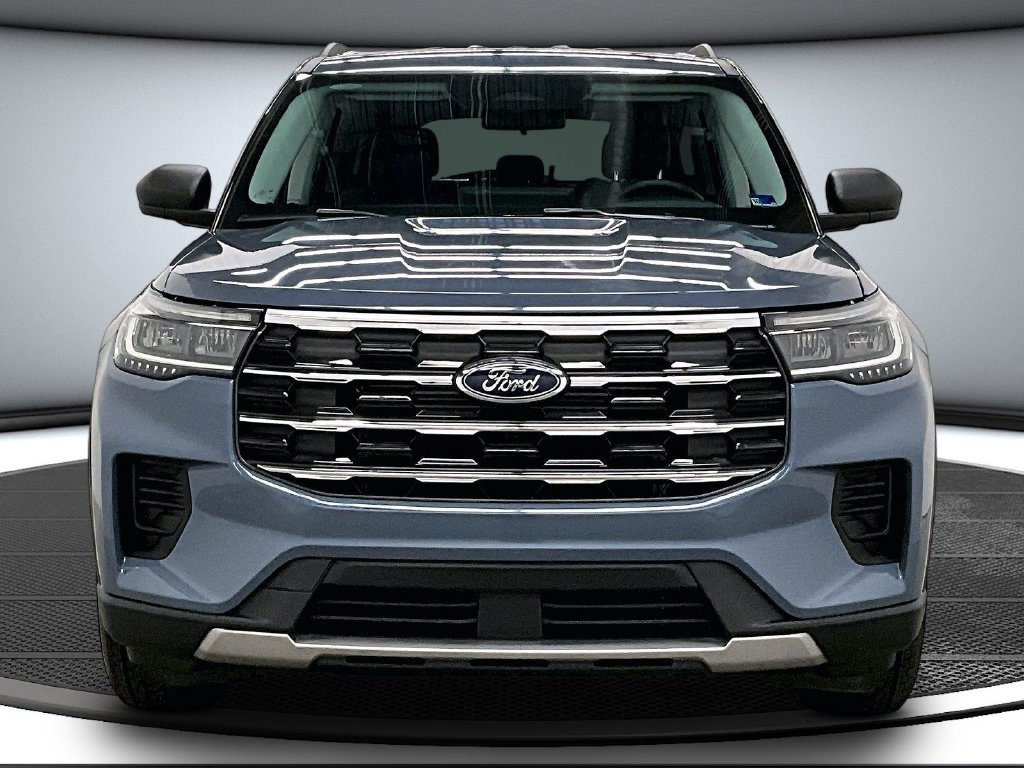 Used 2025 Ford Explorer Active AWD/4WD image 2
