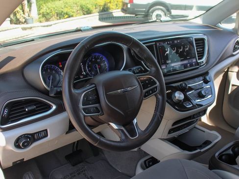 Used 2021 Chrysler Pacifica Touring w/ Uconnect Theater Family Group image 19