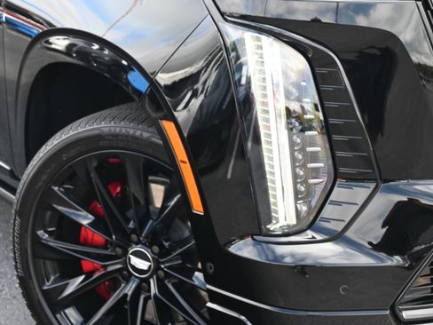 Used 2025 Cadillac Escalade V w/ LPO, ONYX Package image 14