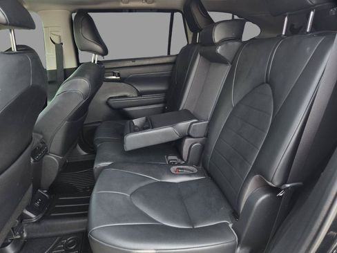 Used 2021 Toyota Highlander XLE FWD image 22