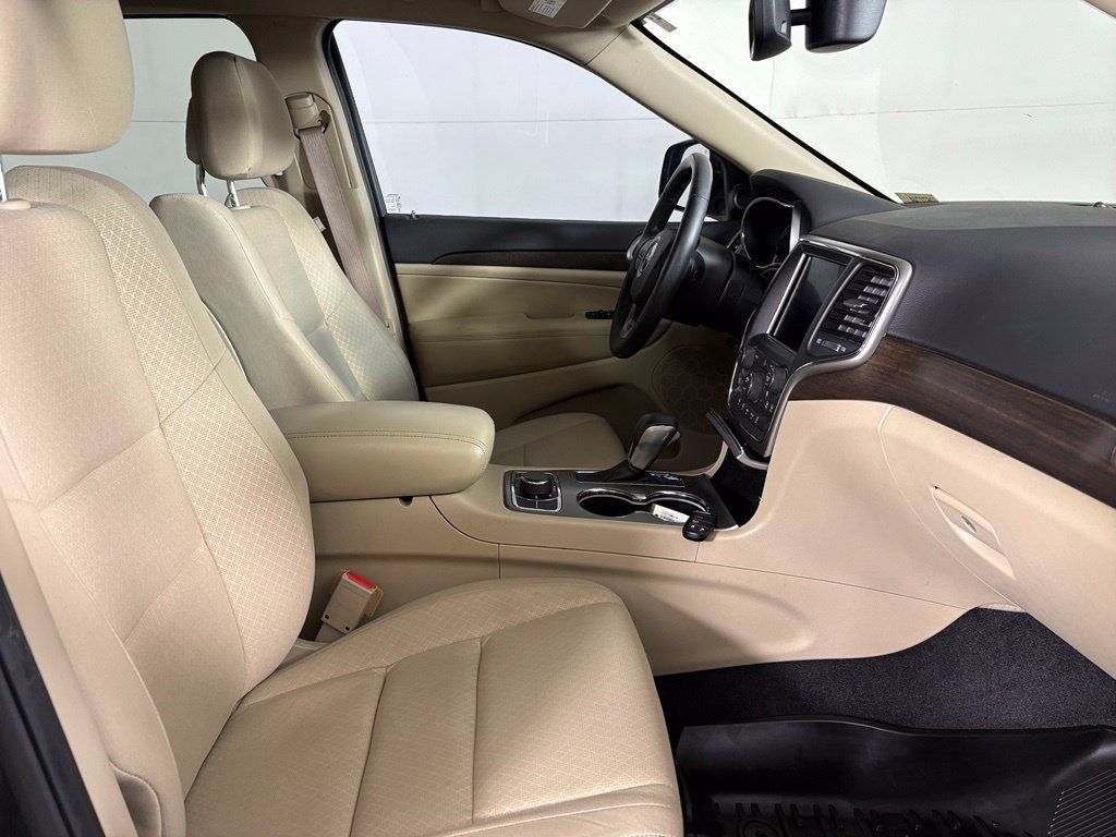Used 2018 Jeep Grand Cherokee Laredo AWD/4WD image 14