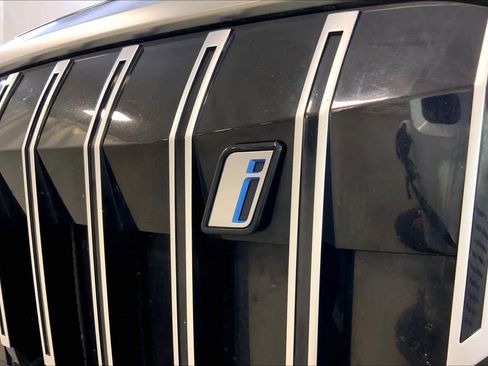 Used 2024 BMW i5 eDrive40i w/ Premium Package RWD image 9