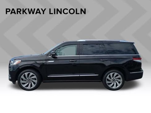 Used 2023 Lincoln Navigator Reserve AWD/4WD image 2