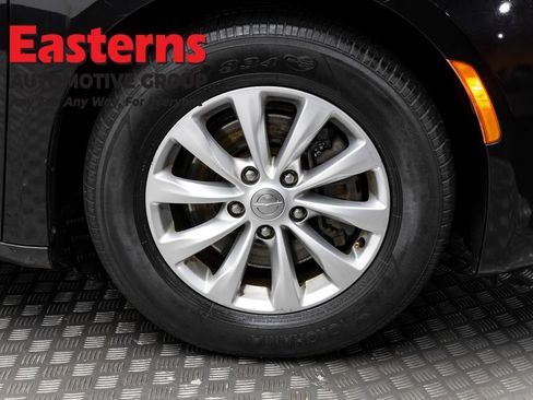 Used 2019 Chrysler Pacifica Touring-L FWD image 30