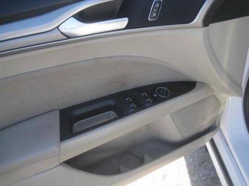 Used 2019 Ford Fusion SE image 16