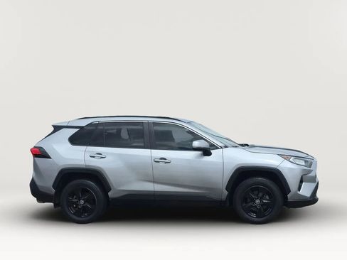 Used 2019 Toyota RAV4 XLE w/ Convenience Package FWD image 4