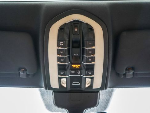 Used 2018 Porsche Cayenne Platinum Edition w/ Premium Package AWD/4WD image 21