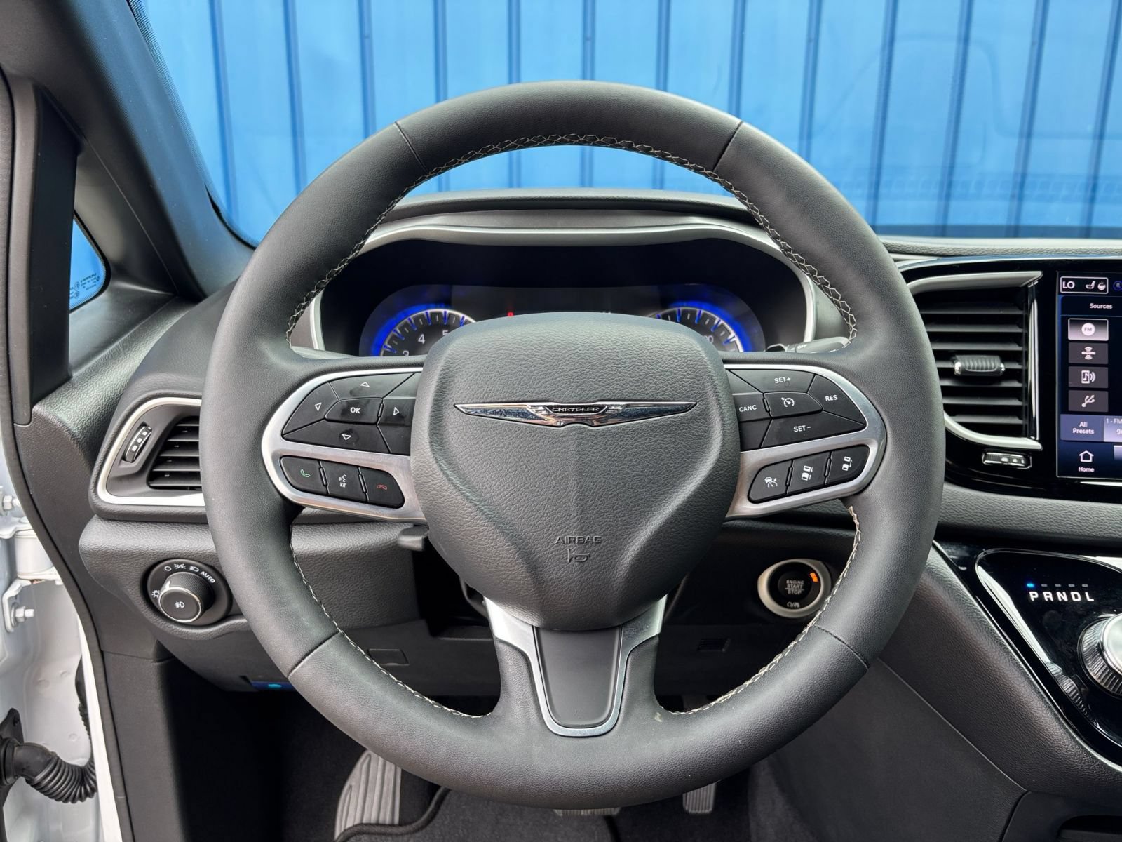 Used 2025 Chrysler Pacifica Select FWD image 30
