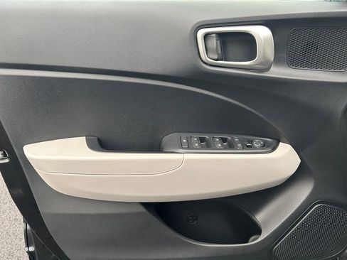 Used 2025 Hyundai Venue SEL image 22