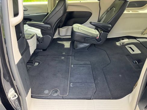 Used 2023 Chrysler Pacifica Touring-L FWD image 37