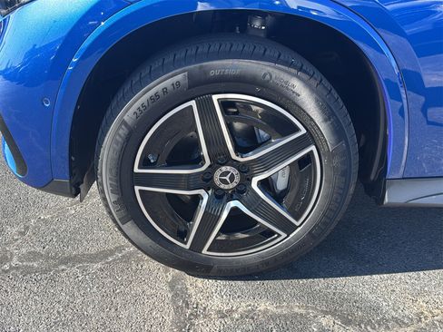 Used 2024 Mercedes-Benz GLC 300 4MATIC w/ AMG Line image 9