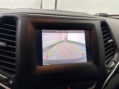 Used 2020 Jeep Cherokee Latitude Plus image 29