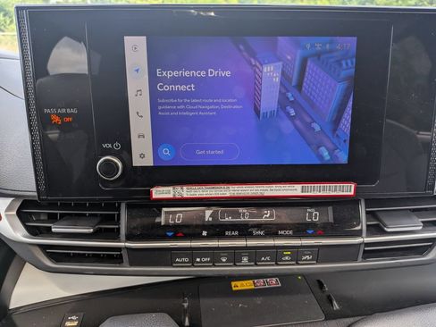 Used 2025 Toyota Sienna LE w/ LE Plus Package FWD image 18