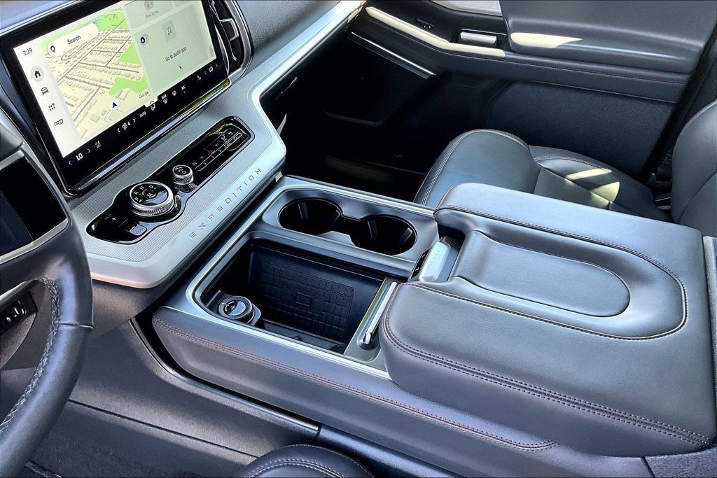Used 2025 Ford Expedition Active RWD image 8