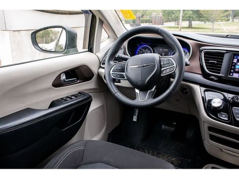 Used 2023 Chrysler Voyager LX image 12