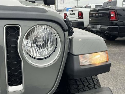 Used 2022 Jeep Gladiator Overland w/ Popular Equipment Package image 9