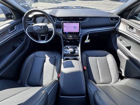 New 2025 Jeep Grand Cherokee Limited w/ Black Appearance Package image 25