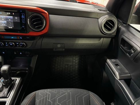 Used 2017 Toyota Tacoma TRD Sport AWD/4WD image 17