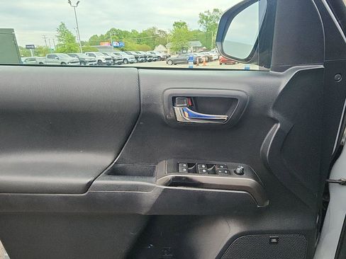 Used 2019 Toyota Tacoma TRD Sport image 18