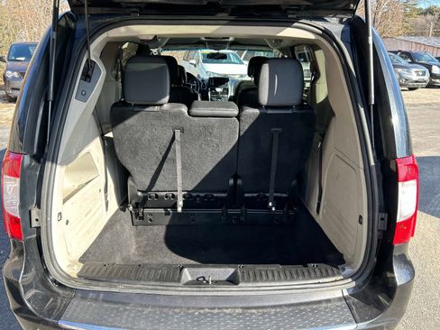 Used 2015 Chrysler Town & Country Touring image 13
