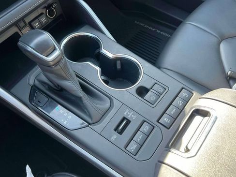 Used 2020 Toyota Highlander XLE AWD/4WD image 11