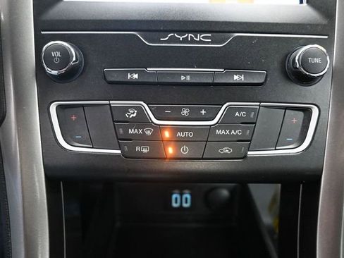 Used 2019 Ford Fusion SE image 16