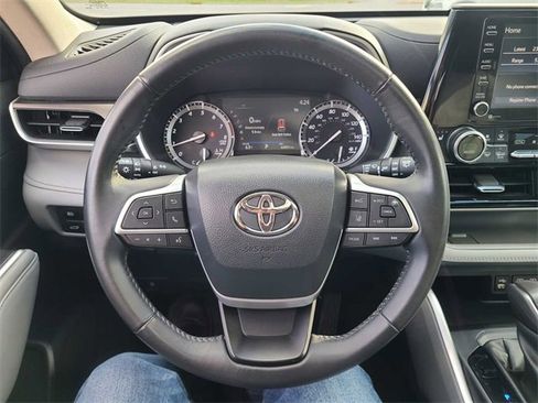 Used 2022 Toyota Highlander XLE image 27