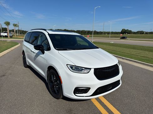 New 2026 Chrysler Pacifica Limited w/ S Appearance Package FWD image 6