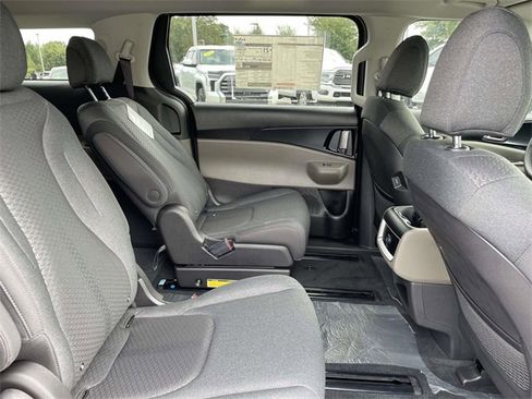 New 2026 Kia Carnival LX image 17