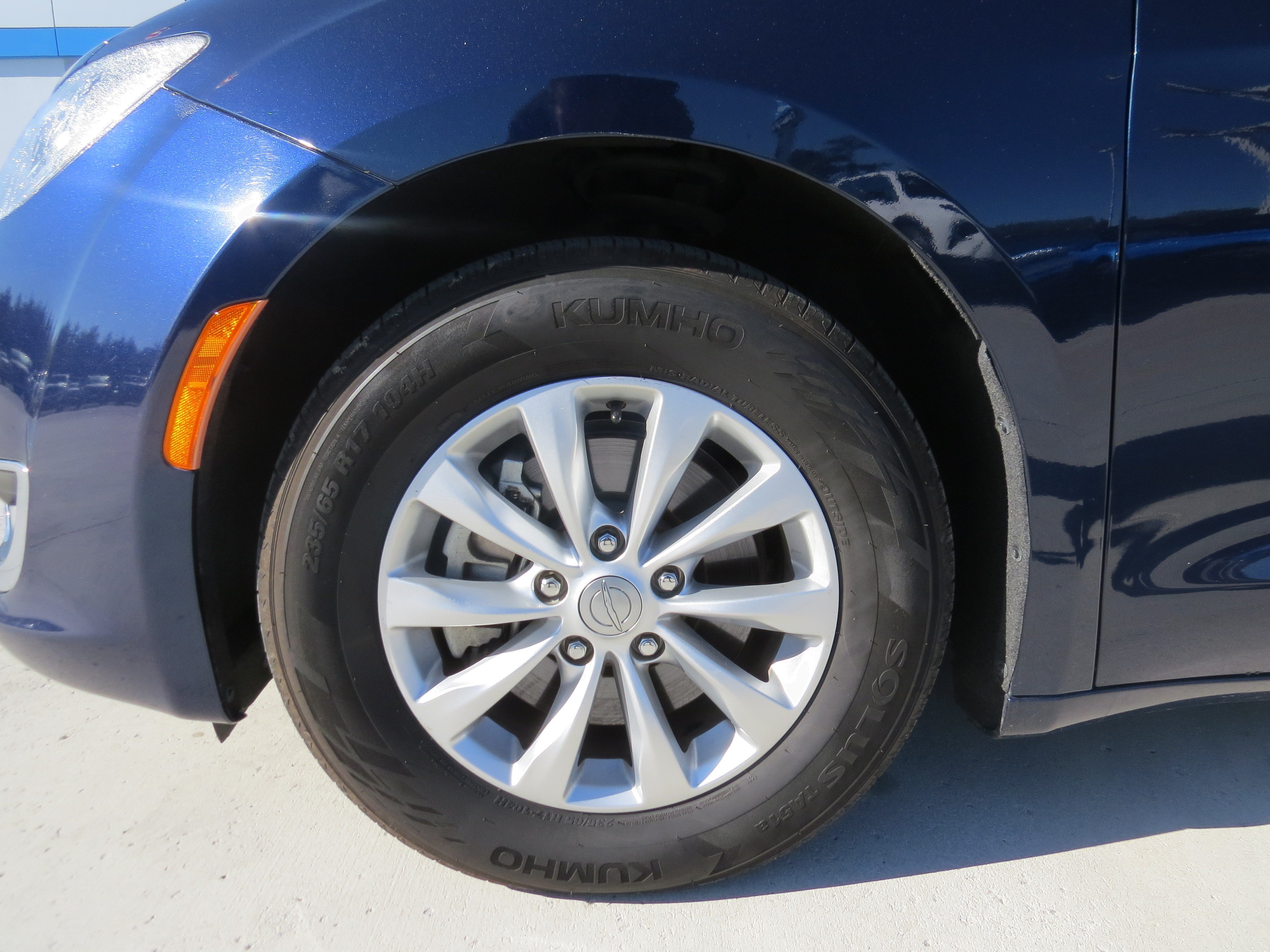 Used 2018 Chrysler Pacifica Touring Plus FWD image 12