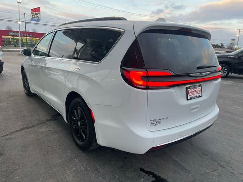 Used 2022 Chrysler Pacifica Touring-L image 5