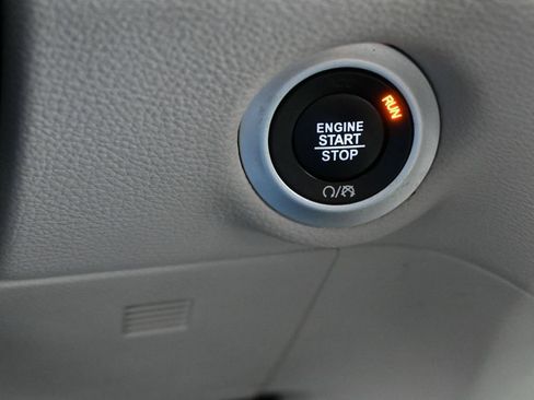 Used 2023 Chrysler Pacifica Touring-L FWD image 27