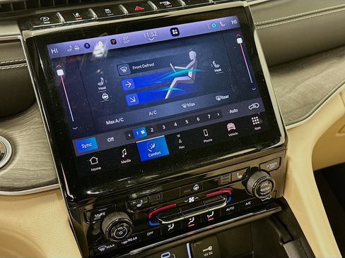 Used 2024 Jeep Grand Cherokee Limited image 24