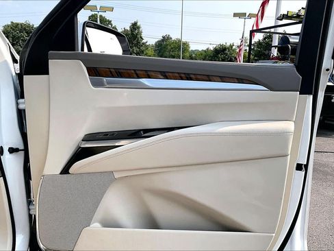 Used 2025 Cadillac Escalade Sport Platinum w/ LPO, Floor Liner Package AWD/4WD image 25