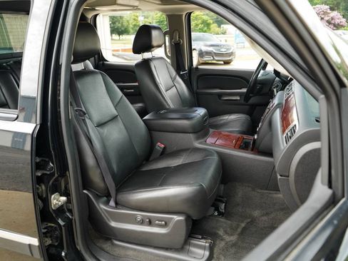 Used 2013 Chevrolet Avalanche LTZ RWD image 13