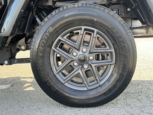 Used 2024 Jeep Gladiator Sport AWD/4WD image 11