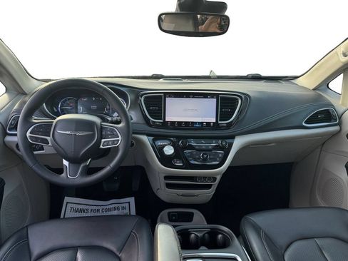 Used 2024 Chrysler Pacifica Limited FWD image 12