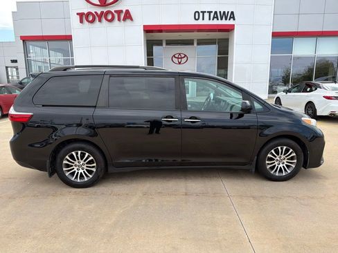 Used 2019 Toyota Sienna XLE w/ XLE Navigation Package FWD image 4